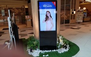 màn hình quảng cáo chân đứng