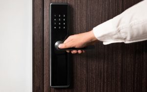 thay pin khóa cửa điện tử đúng